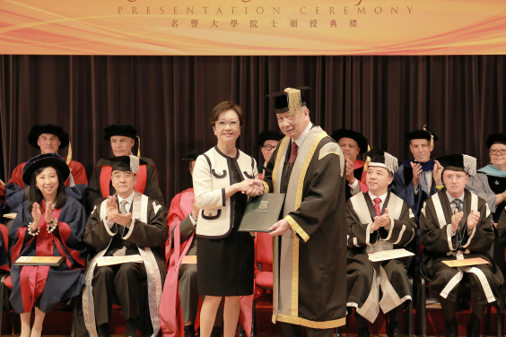 Mrs Tam Wing Fan receives the Honorary University Fellowship certificate on Mr Tam's  behalf